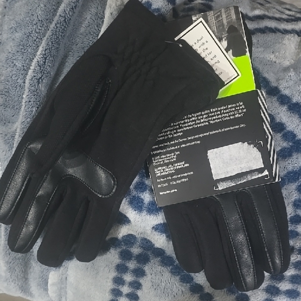 Isotoner Men's Black Active SmartTouch Gloves - Picture 2 of 4